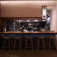 一枚板でつくられた落ち着いたデザインのカウンター席は、お一人様を温かく迎え入れてくれます。料理人との距離が近いため、食事をしながら新しい発見やオススメの料理を教えてもらえるのも嬉しいポイントです。