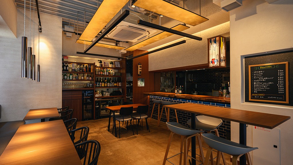 柔らかな灯りの下、一人でも誰かと一緒でも