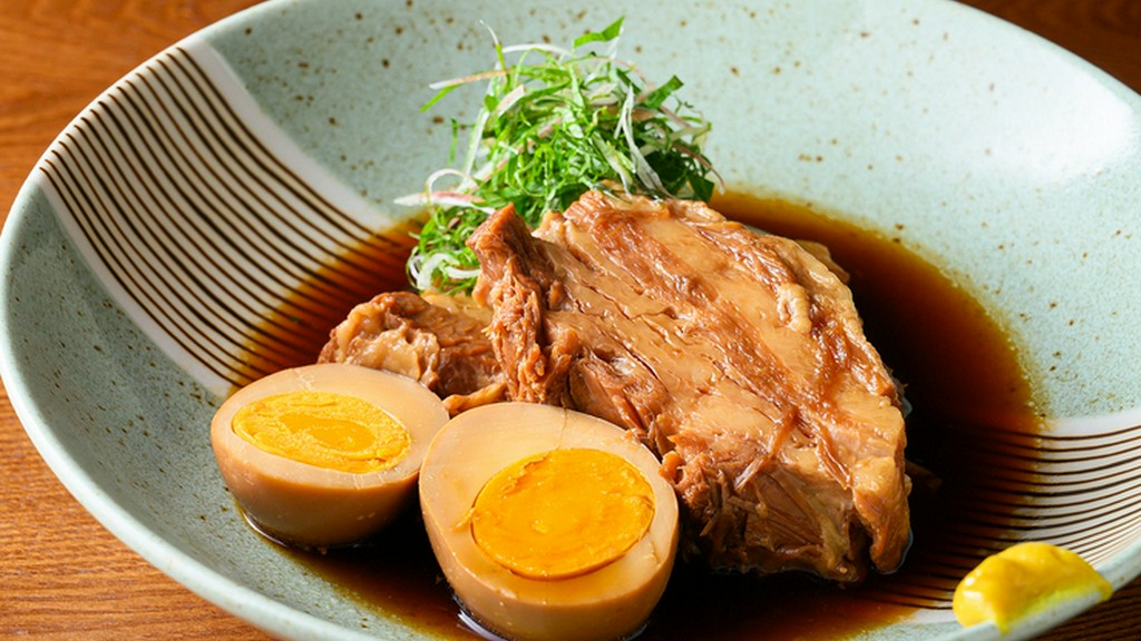 柔らかな角煮に味がしっかり染み込んだ玉子も添えられ、食べ応え十分『やわらか豚の角煮と煮玉子』