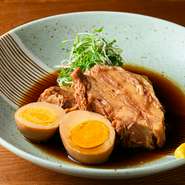 3時間以上煮込まれた角煮は、口に入れた瞬間にとろけるような柔らかさを感じさせてくれます。シンプルな調味料を使いまろやかな旨みが詰まった、懐かしくて素朴な味付けです。