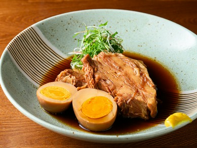 柔らかな角煮に味がしっかり染み込んだ玉子も添えられ、食べ応え十分『やわらか豚の角煮と煮玉子』