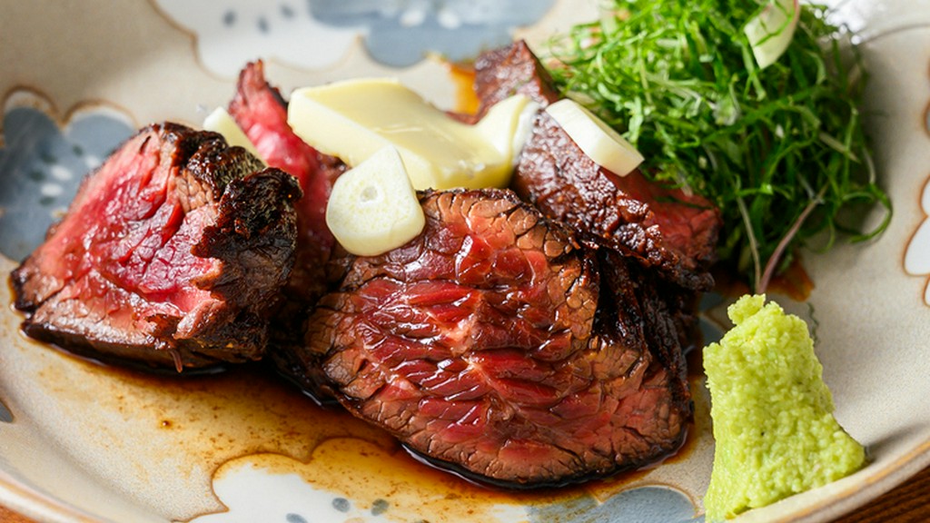 ジューシーなハラミをレアに焼き上げ、肉好きの方にオススメしたい『ガーリックハラミステーキ』