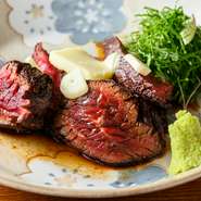 ハラミは噛むたびに旨みが溢れ出し、食欲をそそるガーリック醤油がさらにおいしさを引き立てます。アクセントのわさびが全体のバランスを整え、多くの支持を集める人気の一品。