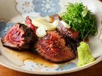 ジューシーなハラミをレアに焼き上げ、肉好きの方にオススメしたい『ガーリックハラミステーキ』