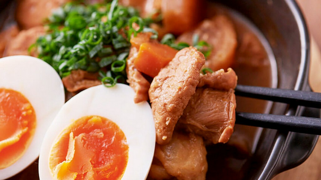 三種の味噌を贅沢に使用。一口食べるごとに味噌の奥深い風味が広がる『特製濃厚　味噌もつ煮込み 』