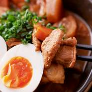 白味噌のまろやかな甘み、赤味噌のコク、そして麦味噌の香ばしい風味がブレンドされ、豊かな味わいを生み出しています。もつがトロトロになるまで丁寧に煮込まれた濃厚な逸品。