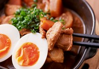 三種の味噌を贅沢に使用。一口食べるごとに味噌の奥深い風味が広がる『特製濃厚　味噌もつ煮込み 』