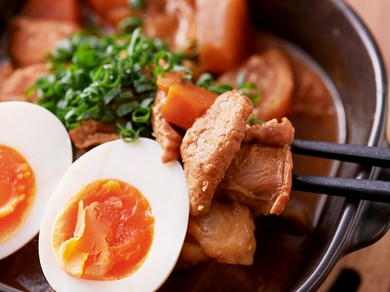 三種の味噌を贅沢に使用。一口食べるごとに味噌の奥深い風味が広がる『特製濃厚　味噌もつ煮込み 』