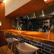 静かに過ごしたい方には、落ち着きのあるお酒とそれに合うおつまみを。賑やかに楽しみたい方には、少し刺激的な一皿を提案。会話を通して一人一人の好みや気持ちに寄り添います。