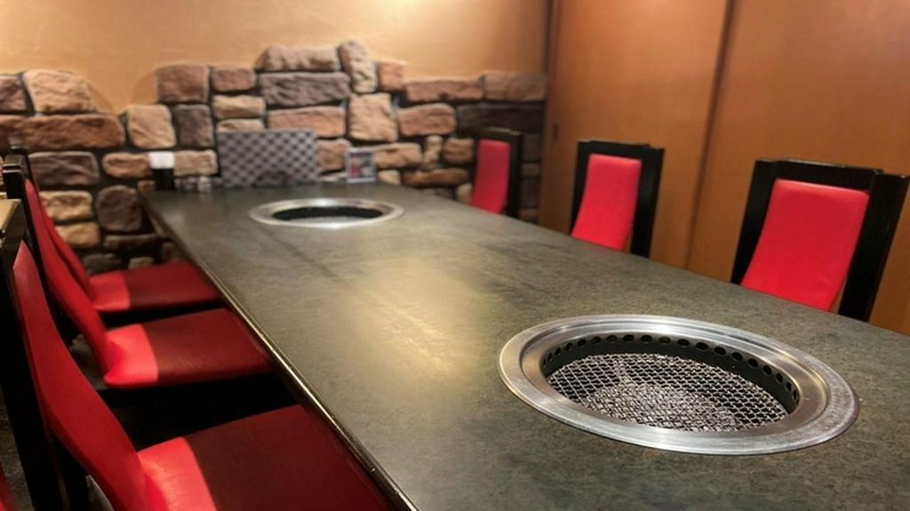 貸切OK！焼き台を囲んで、会社の同士や仲間と一緒にワイワイと