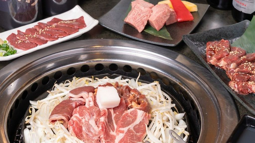 軽やかで贅沢なお肉料理として、ラムのジンギスカンを満喫