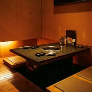 全席喫煙可能となっているので、それぞれの席でゆっくりとタバコを楽しみながら食事ができます。周りの喧騒を忘れられる隠れ家のような雰囲気の中、おいしい焼肉とお酒を満喫。