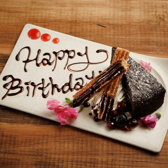 特製デザートプレートで祝福。記念日、誕生日のお祝いに是非。