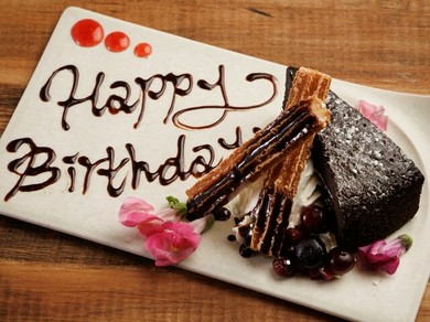 特製デザートプレートで祝福。記念日、誕生日のお祝いに是非。