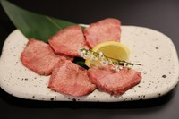 脂がのったタン元のみを厳選しています。その結果、上質な肉質と程よい脂とのバランスが絶妙な一皿に。一口食べれば、肉の濃厚な旨みとジューシーさが口いっぱいに広がります。