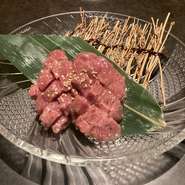 丁寧に切れ目を入れることで、厚みを感じながらも食べやすい一品に。厚みから示される存在感と、口に運んだときに溢れ出す肉汁が、牛タンのおいしさを引き出しています。