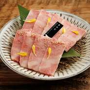 サシが綺麗にはいっている、上質な脂をかみしめられる当店自慢の特上カルビです！一口噛んだ途端に肉汁が口いっぱいにじゅわっと広がります！お子様から大人まで幅広い世代に愛されている自慢の1品です