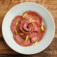 焼肉の定番牛タンを特製の味付けで仕上げた1品です！2人前で写真映えもバッチリな女性に大人気の1品です！まずはタン塩ぜひご賞味あれ