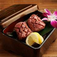 大人気の厚切り牛タンはマンゴーカットの隠し包丁をいれており、ぷりぷりの触感で満足できる1品。