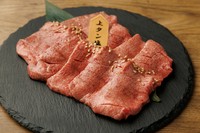 一度食べたらやみつきになってしまう「なまら名物上タン塩」がおすすめです！当店の「焼肉」は、厳選された黒毛和牛を中心に、上質なお肉を多数ご用意しております。