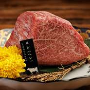 牛肉の王様のヒレ肉を贅沢に厚切りでご提供。程よい脂と旨味の深い赤身のバランスが絶品な1品