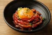 ユッケは特に女性に大人気！口の中でとろける食感はやみつきに。卵黄と絡めることでさらに旨みがアップしています！