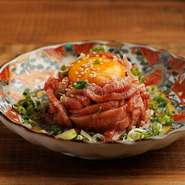 牧場直送の佐賀牛カルビを低温調理で仕上げ黄身をのせた1品。新鮮なお肉だからこそ生で刺しで提供できるのは【南大門TOKYO】だけです！大人気の1品料理です！