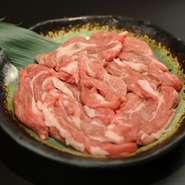 北海道より仕入れており、本場のジンギスカンの味わいを楽しむことができます。肉質の鮮度と風味は、北海道の味そのもの。数量限定ということもあり、早めの予約が必須です。