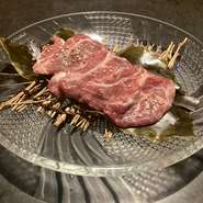 昆布の風味と酒の香りが絶妙に絡み合い、ラム肉の旨みを引き立たせる一皿。食べる際には特製ダレや調味料を使わずに食べることで、ラム肉のおいしさがダイレクトに伝わります。