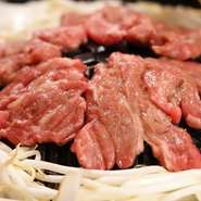 ラム肉をおいしく食べる秘密は、細部へのこだわりにあります。手間暇を惜しまず、丁寧にスジや皮目を取り除き、しなやかな食感を追求。さらに、レアでも存分に楽しめるよう、繊細な調理技術で仕込んでいきます。