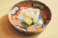 「イノシン酸とグルタミン酸、両方を持つ」というマコガレイは塩をして２日ほど寝かし、ねっとりとしたテクスチャを出して。0.3、0.7、0.9ミリの塩を独自にブレンドしたまろやかな塩でいただきます。