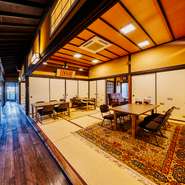 内装に繊細なこだわりと、日本の伝統が見られるのが特徴です。店内は落ち着いた雰囲気で、すべてテーブル席。高座椅子が設置された広めの席で、時間が許す限りゆったりと羽根を伸ばすことができます。