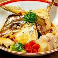 季節感豊かな食材を厳選していると話す三重野氏。週に数回は自ら大阪市の市場に出向いているんだとか。定番物だけでなく、味のトレンドも意識しながら一つ一つの食材を見極めているそうです。