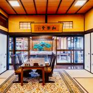「能」で使用される舞台を眺めながら食事が味わえる、特別な空間が広がる店内。ディナーだけでなく、ランチやカフェでも利用可能で、真心こもった料理が魅力です。家族や友人と、心地よいひとときをどうぞ。