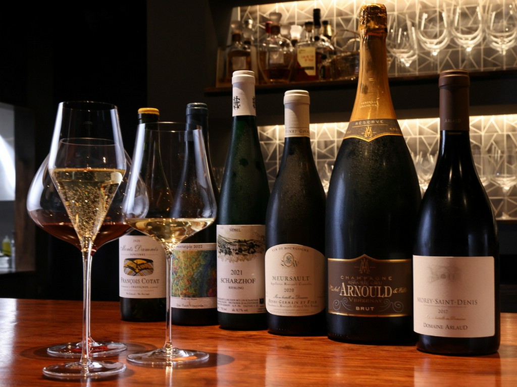 オーナーソムリエ厳選の豊富なワインを料理に合わせて