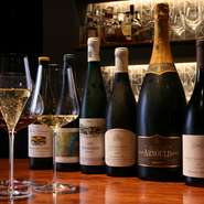 1500本もの豊富なワインを保管しています。料理に合わせて、温度やグラスなど、提供の仕方も変えて。その時々の奥深い味わいに、何度でも魅せられるはず。