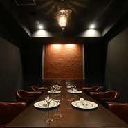 上品な雰囲気の落ち着ける店内には6名迄利用できる完全個室もあり、接待や会食にも喜ばれています。居心地の良い空間でいただく、おいしい料理とワインに、きっと会話も弾むことでしょう。