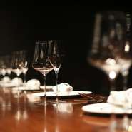 ゆったりとした空間に、あえて6席のカウンター席が用意されていてデートなどでも隣を気にせず寛げると好評です。1種のコース、そしてワインペアリングは、迷うことなく、季節ごとの料理を堪能できるので嬉しい限り。