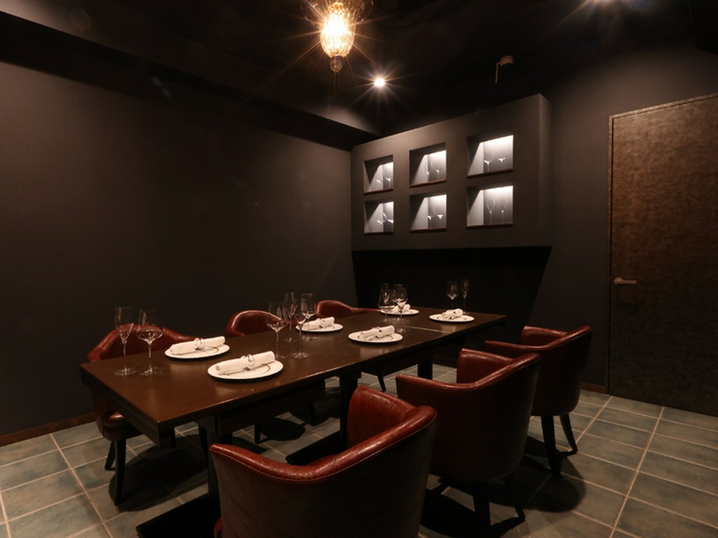 シャンデリアやグラスが美しい、上品な雰囲気の空間