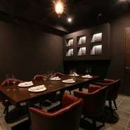 炭色のような穏やかな黒に包まれるような個室は、シャンデリアがひと際輝きを放っています。ゆったりとした居心地の良い椅子や美しいカトラリーが、とっておきの時間を演出します。