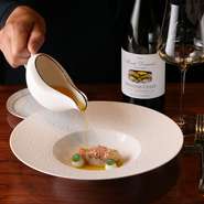 その季節の食材に合わせた、伝統的なフランス料理を堪能できます。料理に合わせたペアリングワインと共に。
