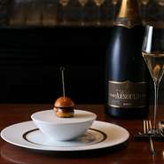 オーナーソムリエが1500本もの中から、その日の料理に合わせて選びます。