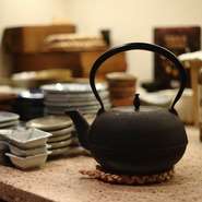 和の雰囲気を随所に取り入れつつ、まるで洋食店のようなスタイリッシュなデザインが魅力の店内。料理を引き立てる器にもこだわりがあり、視覚と味覚の両方で楽しめる、特別な空間です。