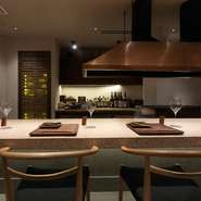 街の喧騒から離れた静かな空間が、落ち着いたおもてなしにぴったりです。カウンター越しの職人技と贅沢な料理、そしておいしいお酒が、会話を一層弾ませるでしょう。ビジネスシーンでの食事にも、ぜひ。