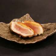 レアな状態でしっとり柔らかく仕上げた逸品。一口食べれば、熊野地鶏の豊かな旨みが口いっぱいに広がり、噛むたびにジューシーなおいしさが楽しめます。職人ならではの絶妙な火入れにもご注目ください。