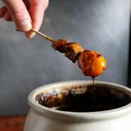 半熟卵のようなおいしさの玉ひもと、新鮮な鶏肝を組み合わせた一品。素材の良さを活かして丁寧に焼き上げ、醤油ベースのタレで仕上げています。濃厚で体に沁み渡るような深い味わいに、思わず笑みがこぼれるはず。