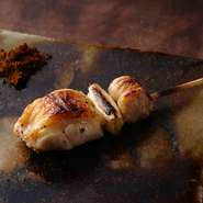 焼鳥の定番メニュー。鶏肉とネギというシンプルな組み合わせだからこそ、素材の味が際立ちます。パリッとした皮目と柔らかな肉質、とろけるようなネギの絶妙なバランス。添えられた黒七味で、味の変化も楽しんで。