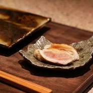 全国各地から鶏肉を取り寄せた中で、熊野地鶏の強い旨みに驚かされたという満氏。自ら生産地を訪ね、食材への理解も深めるなど、食材とつくり手へのリスペクトも忘れていません。