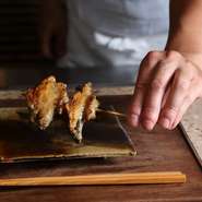 「目の前にいる人を、家族のような大切な存在と思って接しています」と語る満氏。一人一人に、気持ちを込めて丁寧に料理をつくっているそう。その温かいおもてなしは、訪れる人々の心に深く響いています。