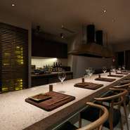 洗練されたカウンター席で楽しめるのは、上質な焼鳥のコースです。料理はどれをとっても美しく、味わいもまた格別。日常のひとときに彩りを添えるのはもちろん、大切な日にも訪れたくなる一軒です。